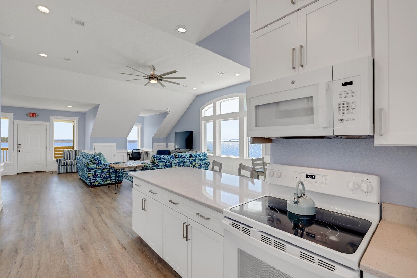 Een koelkast, een microgolfoven, een oven, een vaatwasser