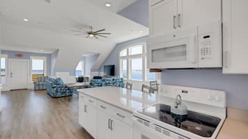 Een koelkast, een microgolfoven, een oven, een vaatwasser