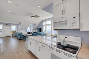 Kylskåp, mikrovågsugn, ugn och diskmaskin