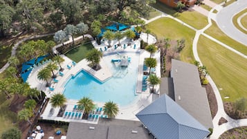 Alberca al aire libre y alberca climatizada