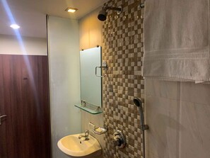 Deluxe Room (AC) | Bilik Mandi | Pancuran mandi, hulu semburan mandi hujan 