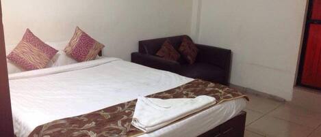 Super Deluxe Room (AC) | Egyptian cotton sheets, premium bedding, memory-foam beds