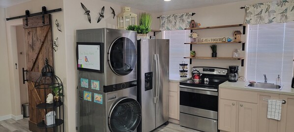 Frigorífico, microondas, horno y placa de cocina