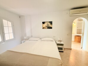 4 bedrooms, iron/ironing board, free WiFi, bed sheets - Ref. Cat01 - Cozy villa with stunning sea views (Rosas / Roses)
