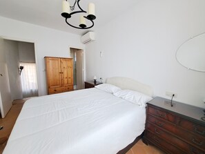 4 makuuhuonetta, silitysrauta/-lauta, ilmainen Wi-Fi, vuodevaatteet