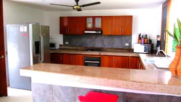 Casa básica | Cocina privada | Refrigerador y horno