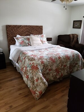1 dormitorio, tabla de planchar con plancha, wifi y ropa de cama