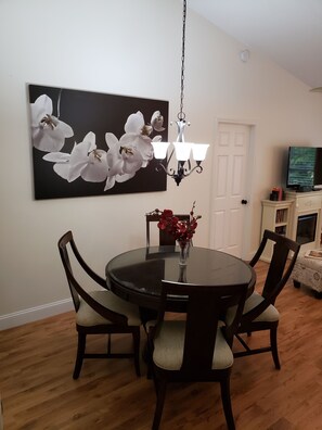 Dining - Cozy home in small neighborhood 2 miles to the beach! (Port Orange)
