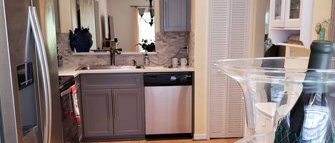 Kühlschrank, Mikrowelle, Ofen, Herdplatte