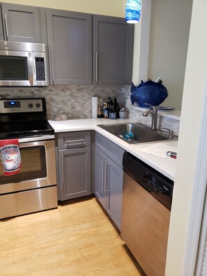 Frigorífico, microondas, horno y placa de cocina