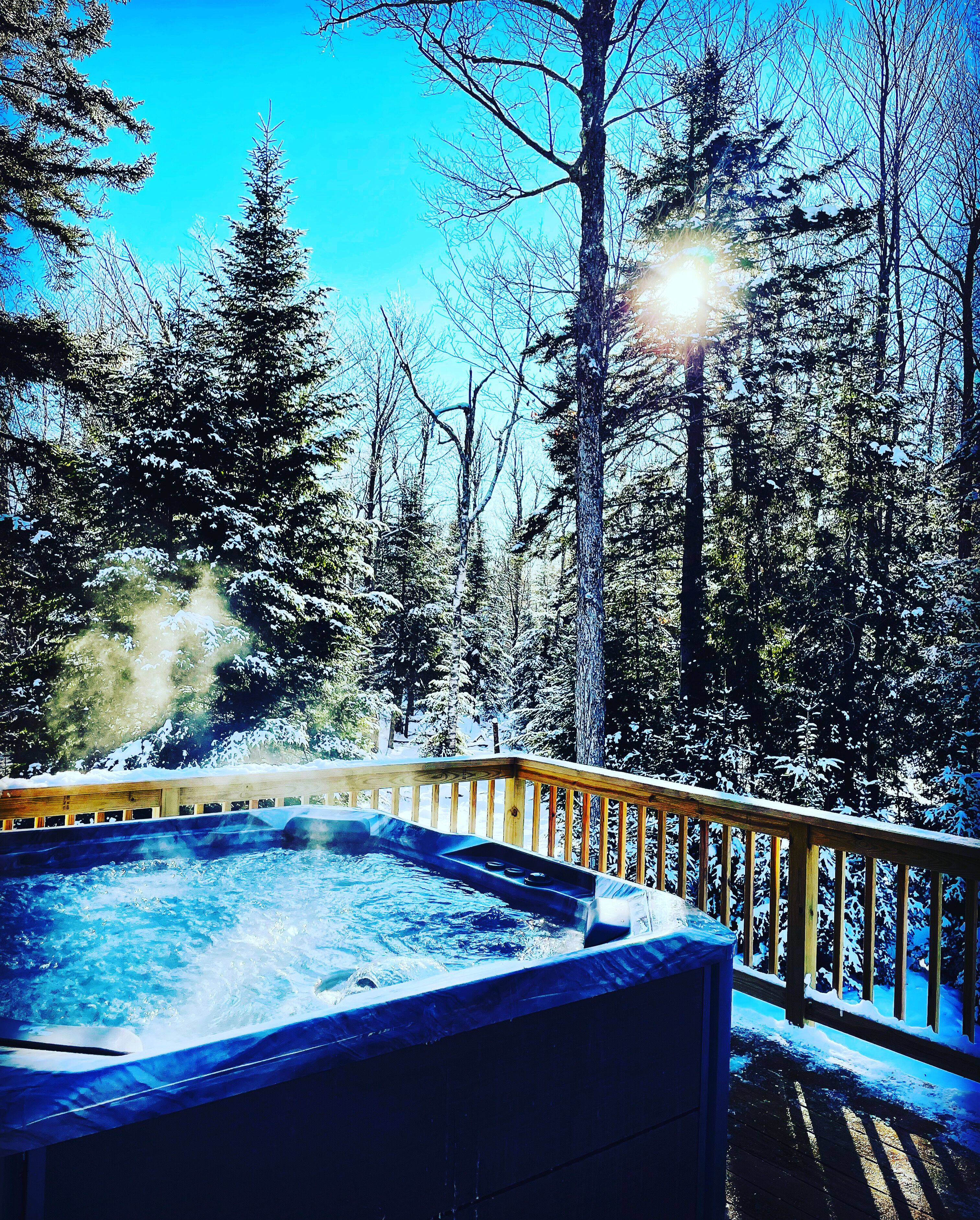 Banyera d'hidromassatge a l'aire lliure