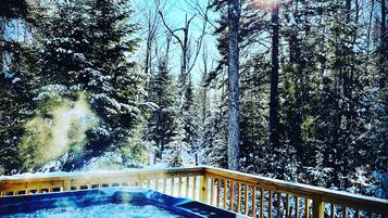 Banyera d'hidromassatge a l'aire lliure