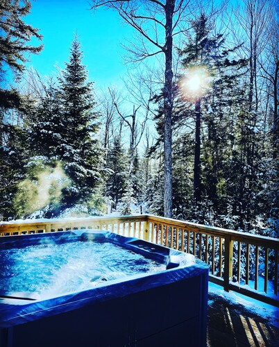 Escape to ADK Camp Cardinal: Your Adirondack Luxury Retreat Awaits!