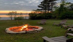 Property grounds - Sunsets and Solitude - Waterfront Home with the Million Dollar View! (Etoile)