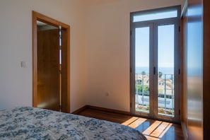 3 habitaciones, tabla de planchar con plancha y cuna de viaje