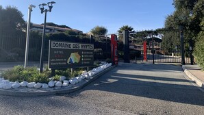 Schild des Hotels Domaine des Myrtes mit Karte und Auflistung der Annehmlichkeiten.