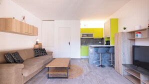 Eine moderne Wohnung mit Wohnzimmer, Küche und Essbereich.
