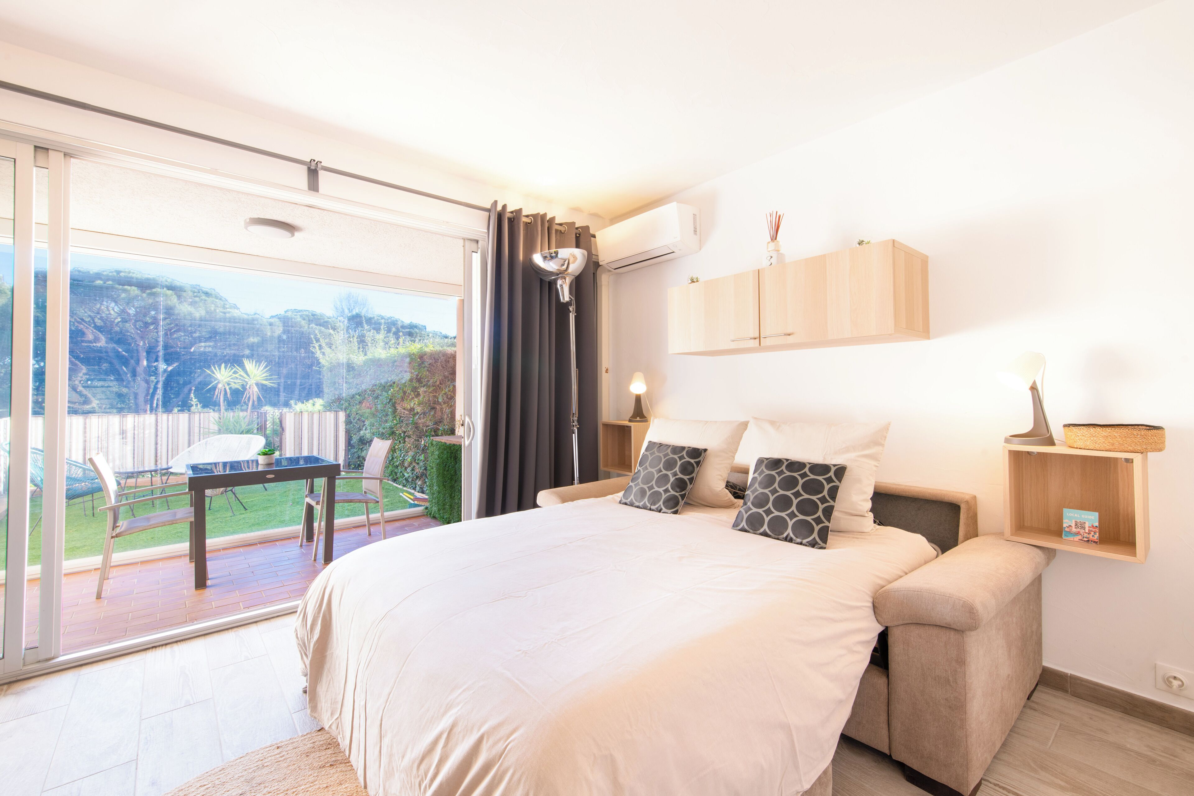 Iron/ironing board, free WiFi, bed sheets