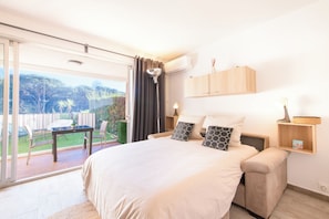Iron/ironing board, free WiFi, bed sheets