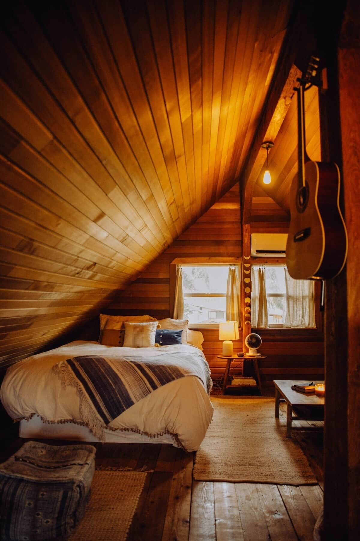 Travel crib, free WiFi, bed sheets