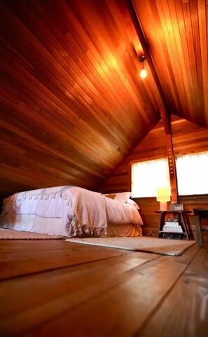 Travel crib, free WiFi, bed sheets