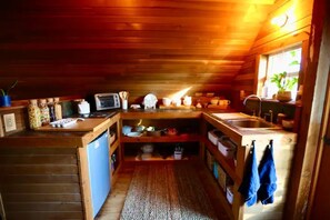 Refrigerador, microondas, parrilla de estufa y cafetera y tetera 