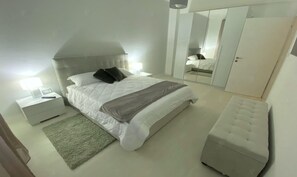 2 chambres, fer et planche à repasser, Wi-Fi, draps fournis
