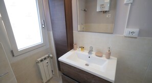 Dusche, kostenlose Toilettenartikel, Haartrockner, Bademäntel