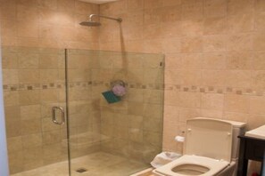 Ducha, secador de pelo, toallas y jabón