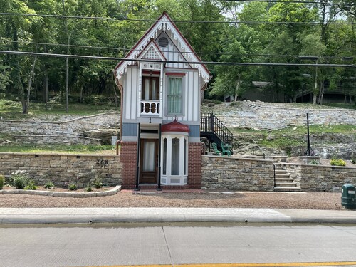 Historic Tiny House - Down on Main Street!