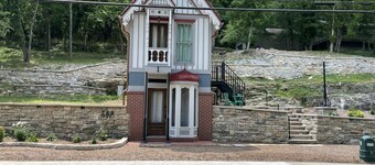 Historic Tiny House - Down on Main Street!
