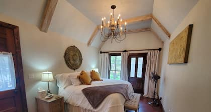 HIstoric Tiny House - Down on Main Street!