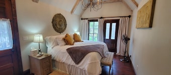 HIstoric Tiny House - Down on Main Street!