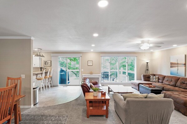 Smart TV - 5+ BR lakefront home w/swim dock. High Speed WiFi. (Shell Knob)