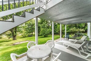 Outdoor dining - 5+ BR lakefront home w/swim dock. High Speed WiFi. (Shell Knob)