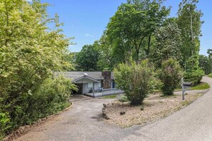 Exterior - 5+ BR lakefront home w/swim dock. High Speed WiFi. (Shell Knob)