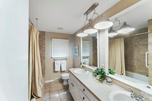 Hair dryer, towels - 5+ BR lakefront home w/swim dock. High Speed WiFi. (Shell Knob)