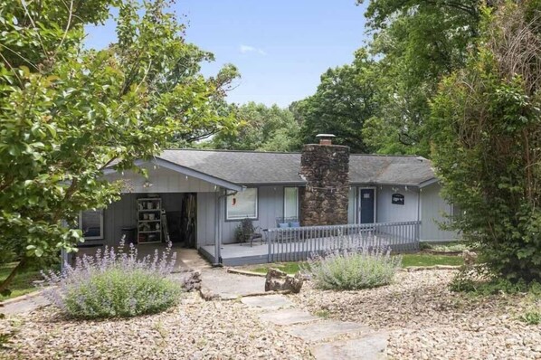 Exterior - 5+ BR lakefront home w/swim dock. High Speed WiFi. (Shell Knob)