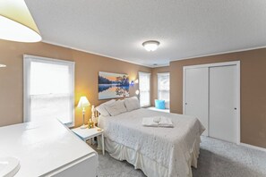 6 bedrooms, travel crib, WiFi, bed sheets - 5+ BR lakefront home w/swim dock. High Speed WiFi. (Shell Knob)