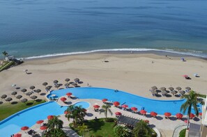 Una piscina al aire libre, una piscina climatizada