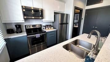 Réfrigérateur, micro-ondes, four, plaque de cuisson