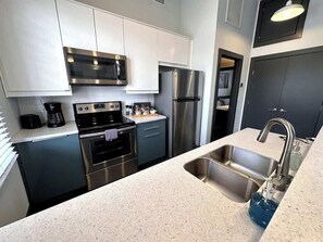 Refrigerador, microondas, horno y parrilla de estufa 