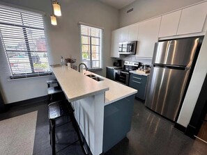 Refrigerador, microondas, horno, placa de cocina