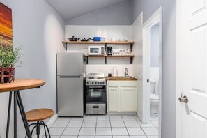 Fridge, oven, stovetop, coffee/tea maker