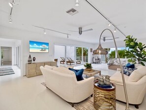 Casa (Dream Home) | Sala de estar | TV de tela plana, pebolim