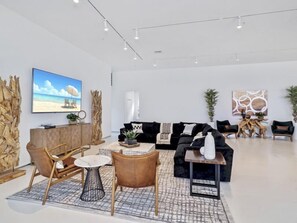 하우스 (Dream Home) | 거실 | 평면 TV, 푸즈볼