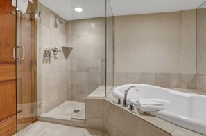 Combined shower/bathtub, hair dryer, towels, soap - 3B Condo in Vail Village; Free Breakfast + Parking (Vail)