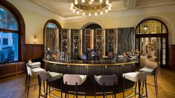 Bar (trong khuôn viên)