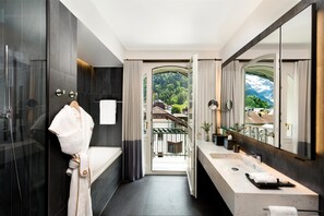Belle Epoque Room | Bathroom | Rainfall showerhead, eco-friendly toiletries, hair dryer, bathrobes - Kempinski Palace Engelberg (Engelberg)