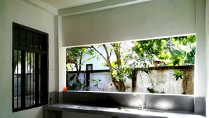 Una cocina con ventana que da a un jardín.